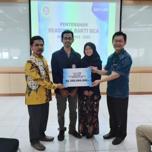 BCA Serahkan Beasiswa pada 50 Mahasiswa Berprestasi Unair