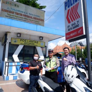Lawan Covid-19 , RFB Surabaya Bagikan Masker dan Hand Sanitizer