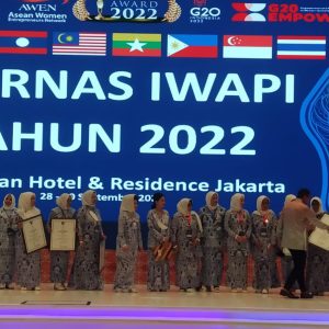 Yayuk Eko Agustin Sabet Juara 1 Pengusaha Berprestasi Tingkat Nasional IWAPI