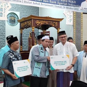 BSI Maslahat dan BSI Salurkan Bantuan Langsung Tunai ke Guru Ngaji dan Mitra Ojol 