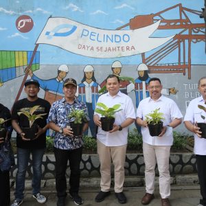 PDS Hijaukan Kawasan Pemukiman Sekitar Pelabuhan Tanjung Perak