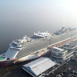 Kapal Pesiar Raksasa Genting Dream Sandar di Pelabuhan Tanjung Perak