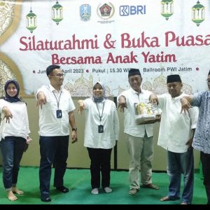 Perkuat Hubungan Harmonis, BRI – PWI Jatim Serahkan 100 Bingkisan untuk Media dan Anak yatim 