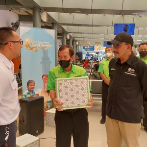 Jelang Hari Raya Idul Fitri, 175 Porter di Stasiun Pasar Senin Dapat Paket Sembako dari KBI