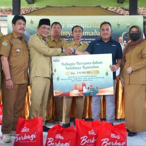 SIG Bagikan 1.535 Paket Sembako Ramadan di Enam Desa, Kabupaten Gresik, Jawa Timur