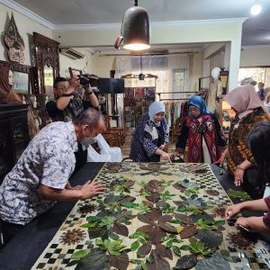 Istri Gubernur BI ke Namira, Lihat Proses Pembuatan Ecoprint