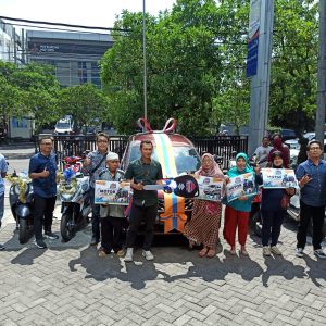 BRI Kapas Krampung Serahkan Hadiah Mobil dan Sepeda Motor pada Pemenang Undian PHS Periode II/2022