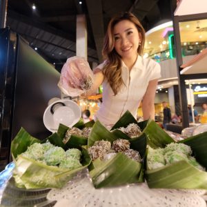 Ramaikan ‘I Love Indonesia’ di Pakuwon Mall, Klepon Mamud Laris Manis Diserbu Pembeli