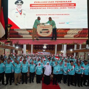 Pemprov Jatim dan Bank Jatim Sapa Ratusan ASN & Serahkan Bantuan Sosial di Pamekasan