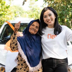 Jualan Kecil-kecilan di Kampung, Nenek dari Kediri Raih Hadiah Mobil dari CLEO   