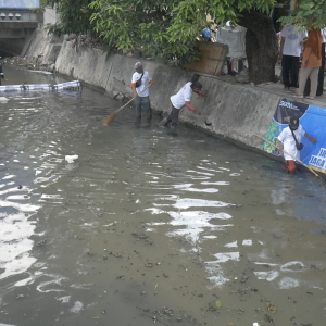 Jaga Sungai agar Tetap Bersih, BRI Kusuma Bangsa Gelar Aksi Sosial di Kelurahan Mojo   