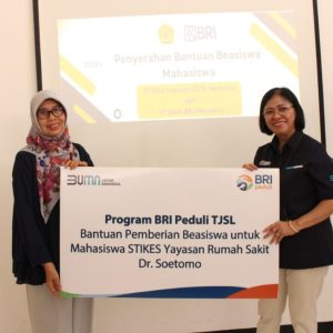 BRI Branch Office Jemursari Serahkan Beasiswa untuk Mahasiwa Stikes RS dr. Soetomo