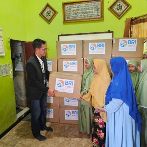 Gelar Aksi Sosial, BRI Branch Office Kapas Krampung Bagikan Paket Sembako Pada Anak Yatim dan Kaum Dhuafa di Bulak Setro