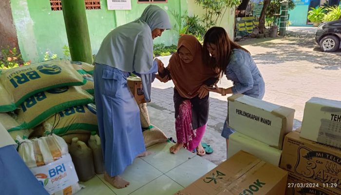 Berbagi Bahagia, BRI RO Surabaya Bagikan 1.500 Paket Sembako dan 200 Tabungan pada Warga Kurang Mampu dan Anak Yatim
