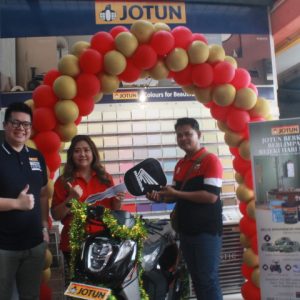 Berkah Ramadhan, Jotun Serahkan Hadiah Sepeda Motor pada Customer Toko Artha Kencana