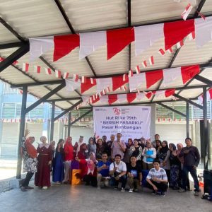 Tingkatkan Inklusi Keuangan, BRI BO Kapas Krampung Kembali Gelar “Ayo Bersih Pasarku”