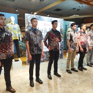 Rayakan Hari Batik Nasional, SOGO Tunjungan Plaza Hadirkan Fashion Show Dengan Paduan Gaya Batik Pria