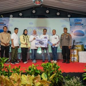 BRI BO Kertajaya Gelar Undian PHS, Abdul Rohman Raih Hadiah Mobil New Ertiga  