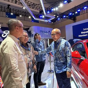 Menperin RI Agus Gumiwang Kartasasmita Kunjungi Booth Ford di Gaikindo Jakarta Autoweek 2024