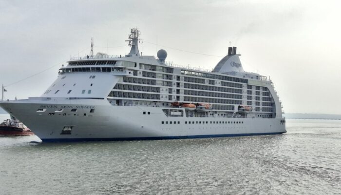 Sandar di Tanjung Perak, MV Seven Seas Voyager Bawa Ribuan Wisatawan di Tengah Arus Balik Lebaran 2025