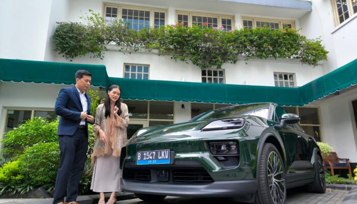 Supercar Porsche EV Makin Digemari Ibu-ibu dan Keluarga Muda di Surabaya