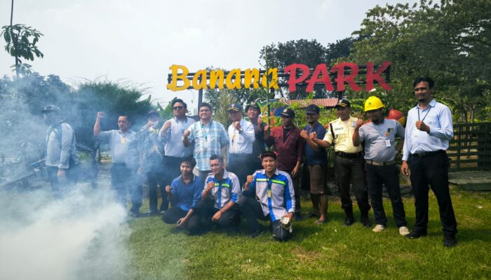 Ajak Warga Jaga Kesehatan Saat Panca Roba, PT Suparma Lakukan Fogging di 17 RT Kelurahan Warugunung, Surabaya