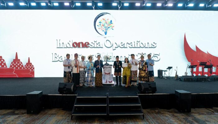 Kolaborasi dan Terus Berinovasi, BCA Sabet Piala Bergilir Indonesia Operations Banking Summit 2025
