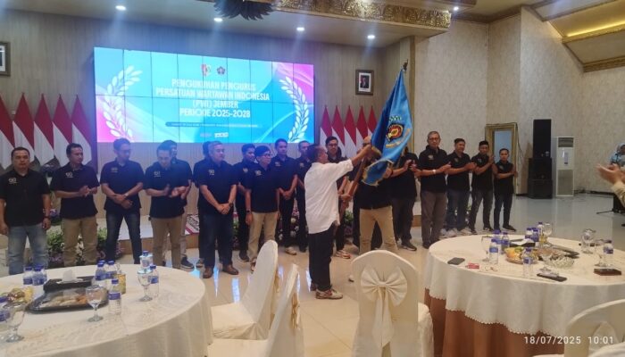 Pengurus PWI Jember Periode 2025-2028 Resmi Dikukuhkan, Gus Fawait: Beri Kritikan yang Membangun