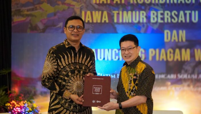 Kanwil DJP Jatim I Serahkan Piagam Wajib Pajak