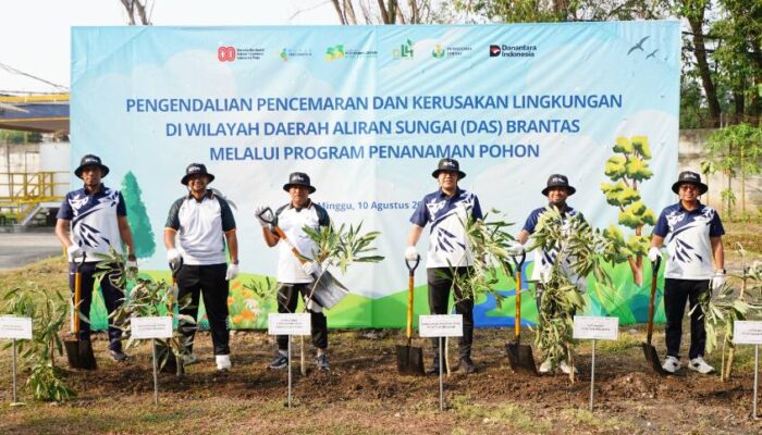 Petrokimia Gresik Ajak Ribuan Warga Jalan Sehat Peringati Ulang Tahun Perusahaan dan HUT RI
