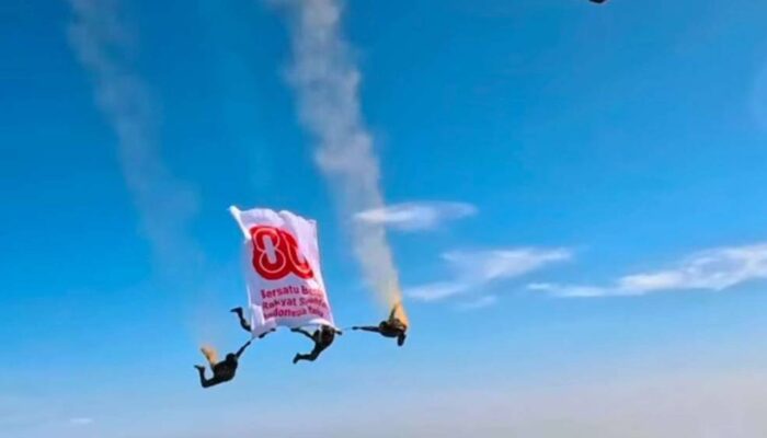 Meriahkan HUT ke-80 RI, Penerjun Kopassus Sukses Bentangkan Spanduk di Langit Monas