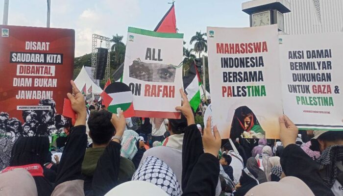 Ribuan Warga Gelar Aksi Damai Bela Palestina di Kawasan Monas