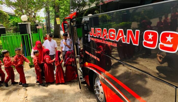 Juragan 99 Trans dan Kemenhub Edukasi Siswa SD di Malang Soal Keselamatan Lalu Lintas