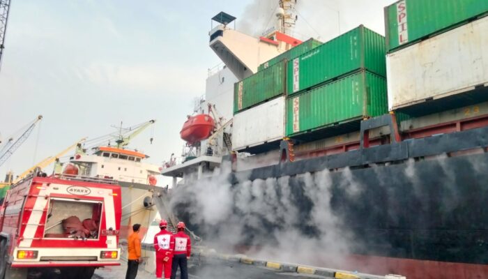 Lima Jam Berjibaku, Petugas Berhasil Padamkan Kebakaran Kapal Kontainer Verizon Di Tanjung Perak