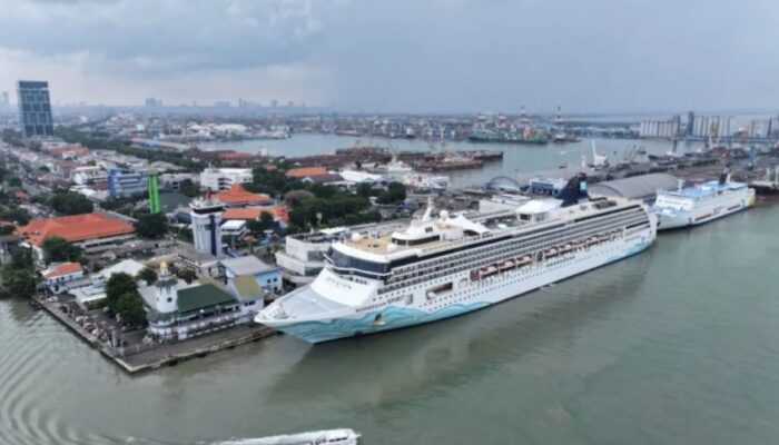Kapal Pesiar MV Norwegian Spirit Sandar di Tanjung Perak dengan 1.179 Wisatwan Asing