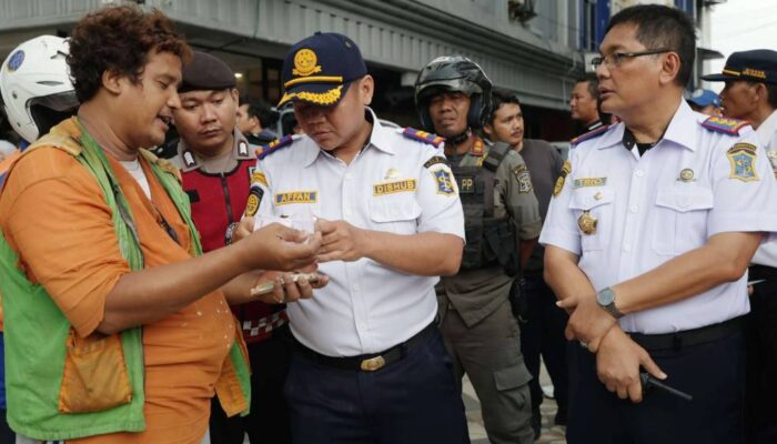 Dishub Surabaya Tindak Jukir Nakal dan Kendaraan Parkir Sembarangan di Basuki Rahmat–Embong Malang