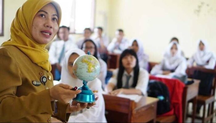 Insentif Guru Honorer Bertambah Mulai 2026, DPR Minta Terus Ditingkatkan