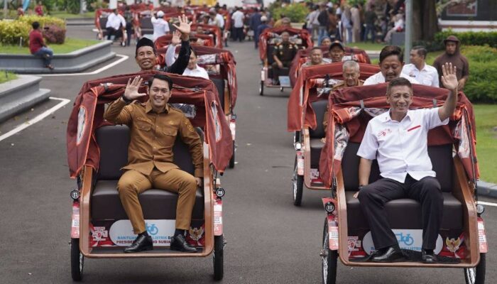 Ringankan Beban Tukang Becak Lansia, Presiden Prabowo Salurkan 100 Becak Listrik di Tuban
