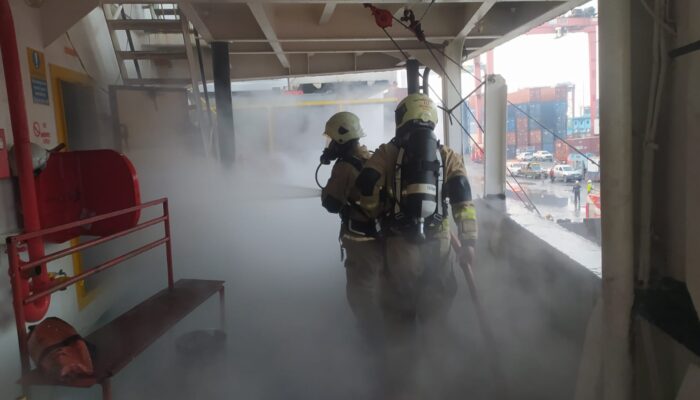 Tim Gabungan Padamkan Percikan Api di Kapal Verizon, Operasional Pelabuhan Normal