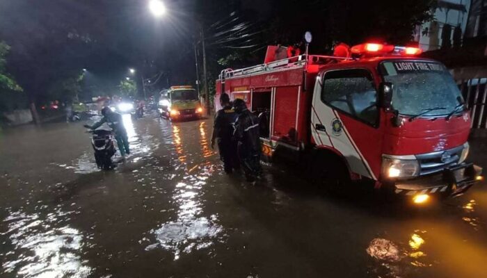 Pemkot Surabaya Kerahkan Damkar dan DLH Atasi Genangan Air