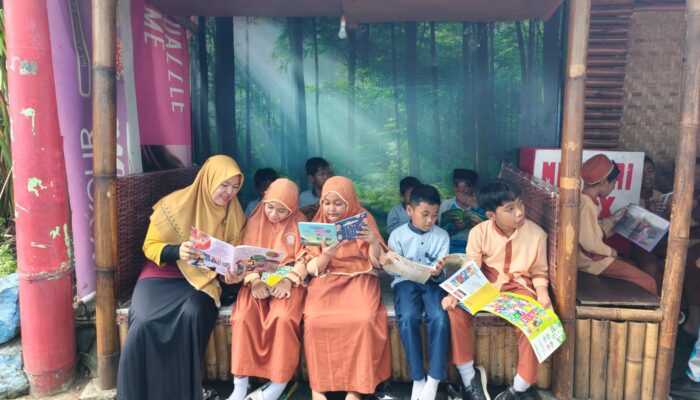 Tingkatkan Literasi Sejak Dini, Pekerja TPS Donasikan 800 Buku untuk Siswa SD di Malang