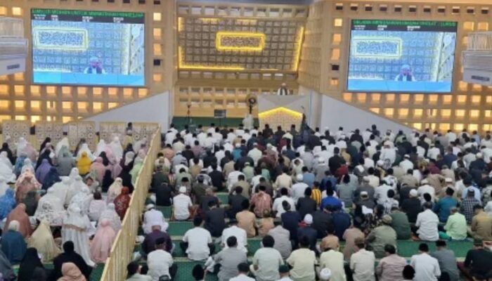 Idulfitri 1447 H: Ribuan Jemaah Padati Masjid Raya Islamic Center Jatim, Khatib Tekan Kan Pentingnya Menjaga Lisan