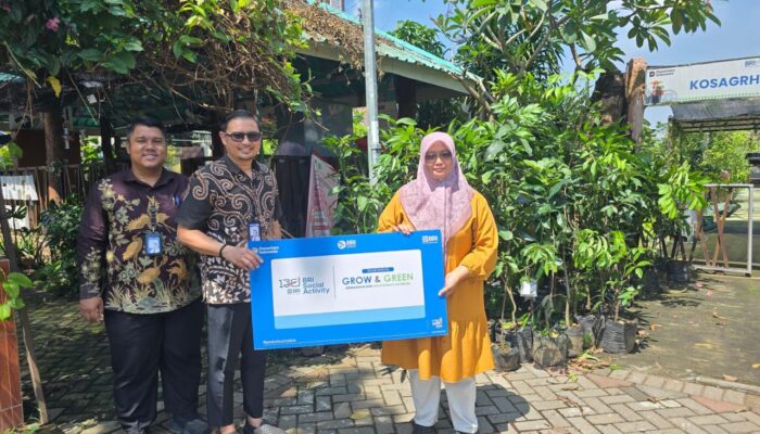Peduli Terhadap Lingkungan, BRI Region 12 Salurkan Bibit Tanaman untuk Kosagrha Lestari di Medokan Ayu Surabaya