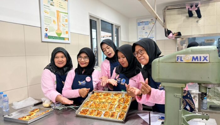 Dorong Kemandirian Ekonomi Warga Cikampek, PT Pupuk Kujang Gandeng Bogasari Gelar Pelatihan Tata Boga Standar Industri