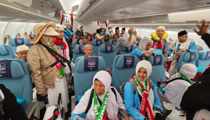 Kepulangan Jemaah Haji Indonesia Gelombang Pertama Berjalan Lancar, Ribuan Jamaah Tiba di Tanah Air