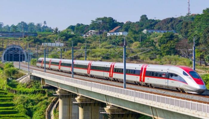 Penumpang Whoosh Kini Bisa Menikmati Hidangan dari Dining Car KAI Services