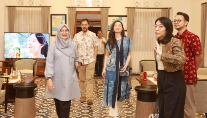 Ajak Keluarga Berlibur, Raline Shah Jelajahi Pesona Alam dan Budaya Banyuwangi