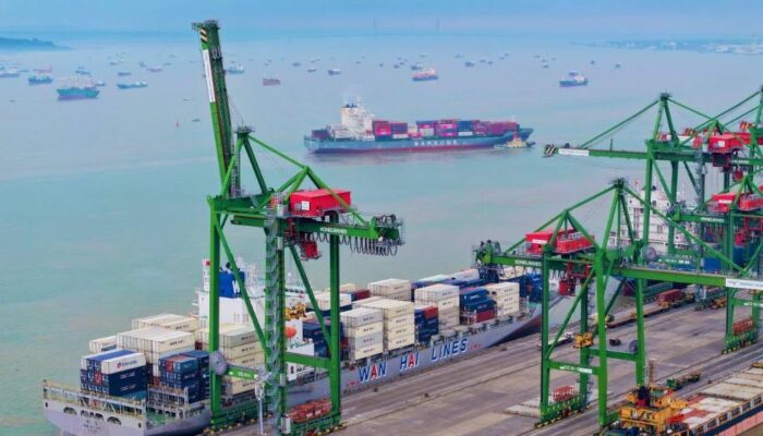 Arus Petikemas Terminal Teluk Lamong Naik 13 Persen, Perkuat Posisi Jatim sebagai Hub Logistik Internasional