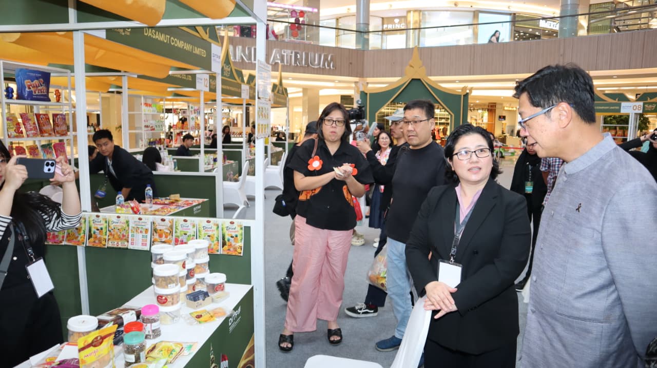 VISIT STAND: Duta Besar Kerajaan Thailand untuk Indonesia, H.E Mr. Prapan Disyatat mengunjungi salah satu stand Festival Thai Week 2026