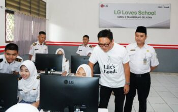 LG Renovasi Kelas Multimedia dan Donasikan Perangkat Teknologi ke SMKN 2 Tangerang Selatan